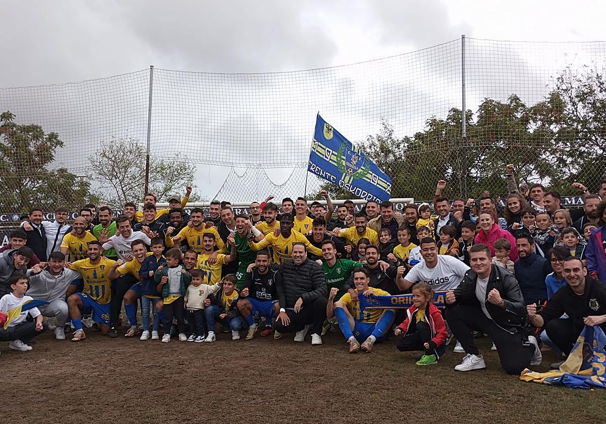 Jugadores, aficionados y técnicos se fotografían con el presidente (en el centro) porque jugarán por el ascenso.