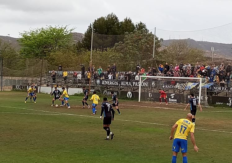 Brian controla un balón en el área rival con presencia de atacantes escorpiones.