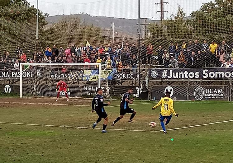 Alui da un pase hacia el centro del área tras su veloz incursión al ataque por la derecha.