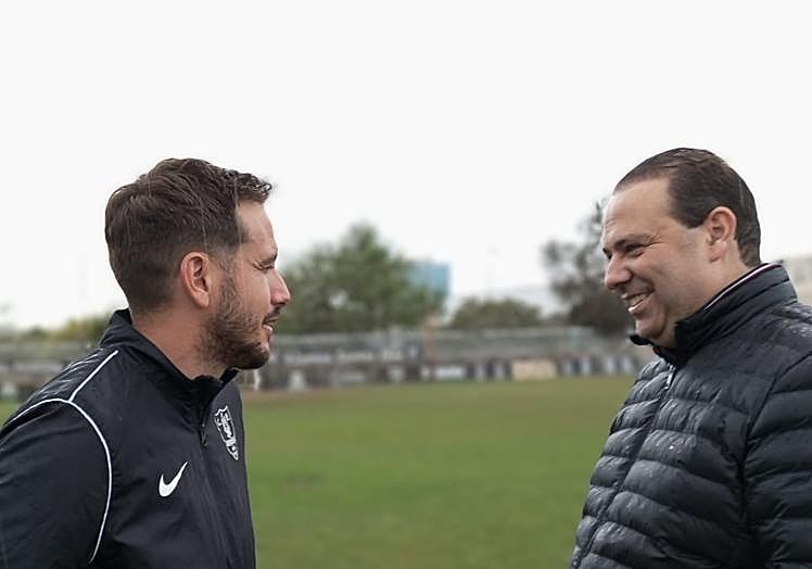 Sergi Guilló, el técnico, charla con el presidente feliz ayer en Cartagena.