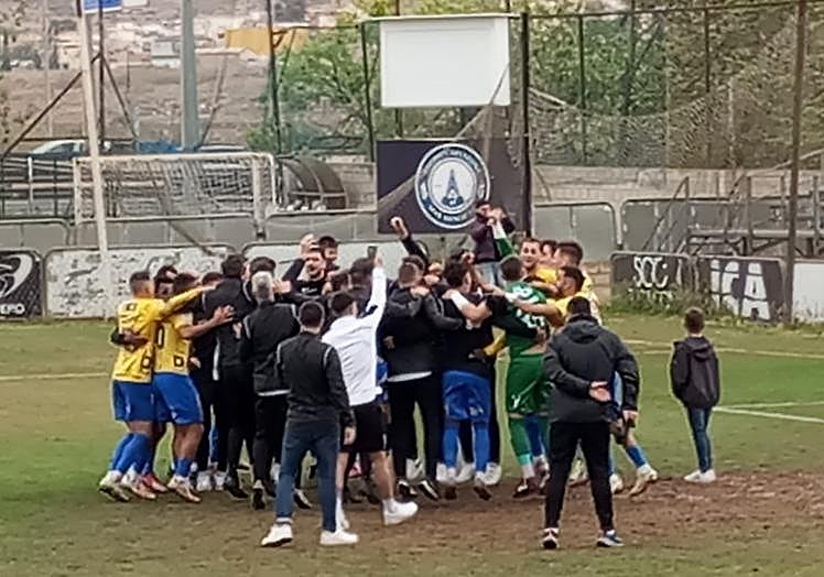 Futbolistas y técnicos hechos una piña de alegría tras saber que perdió el Estepona.