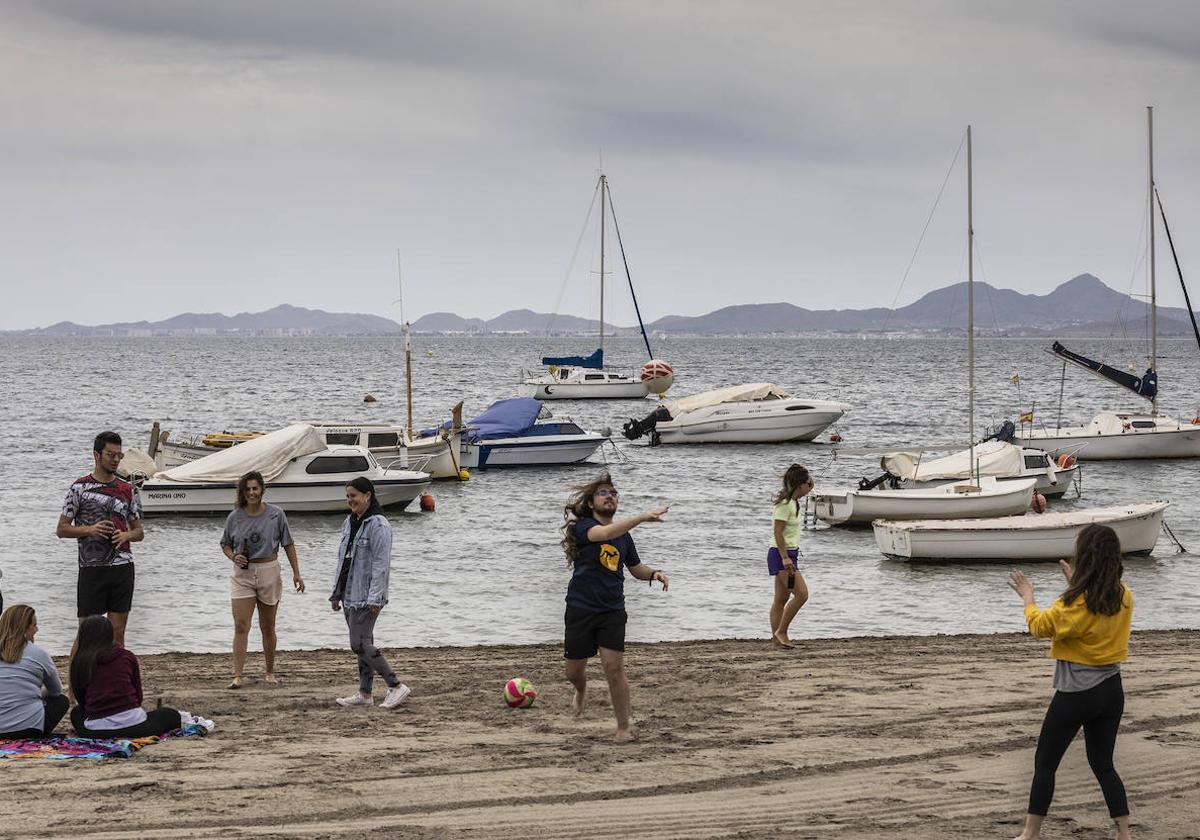 Barcos de recreo fondeados entre la playa de Los Alcázares y el club náutico.