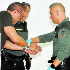 Dos guardias civiles trasladan a Ong Mitchell al juzgado de Cieza, la semana pasada.