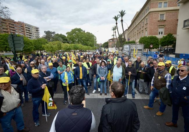 La protesta de agricultores y ganaderos de las zonas de secano ante la Delegación del Gobierno, en imágenes.