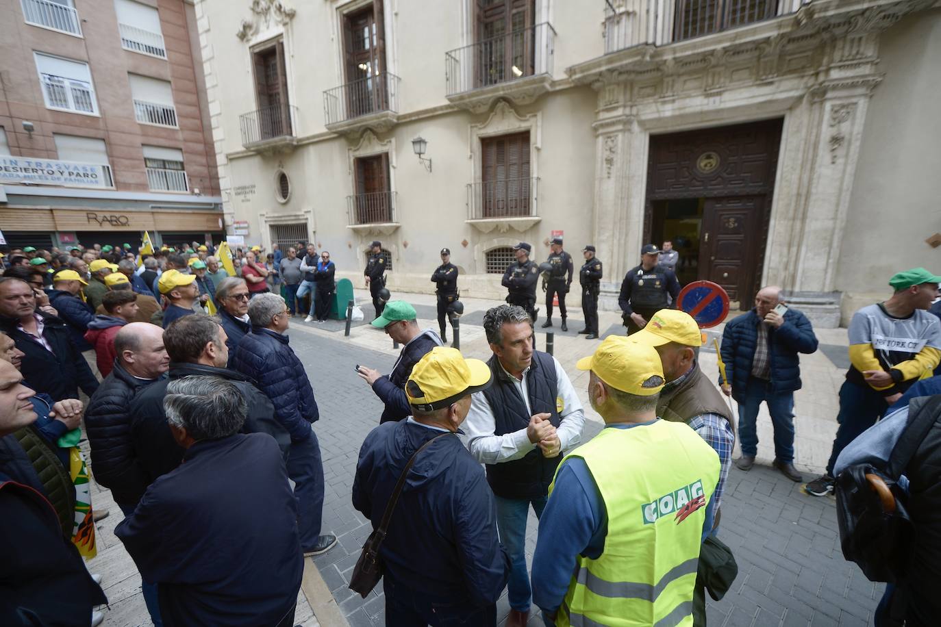 La protesta de agricultores y ganaderos de las zonas de secano ante la Delegación del Gobierno, en imágenes