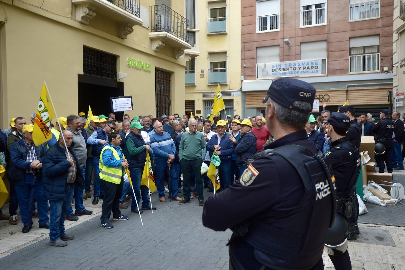 La protesta de agricultores y ganaderos de las zonas de secano ante la Delegación del Gobierno, en imágenes