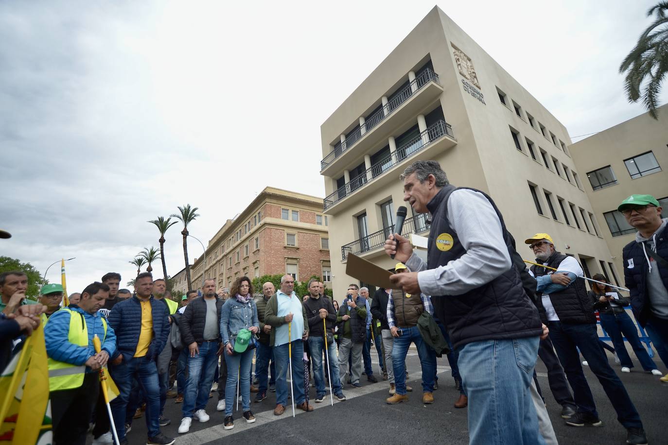 La protesta de agricultores y ganaderos de las zonas de secano ante la Delegación del Gobierno, en imágenes