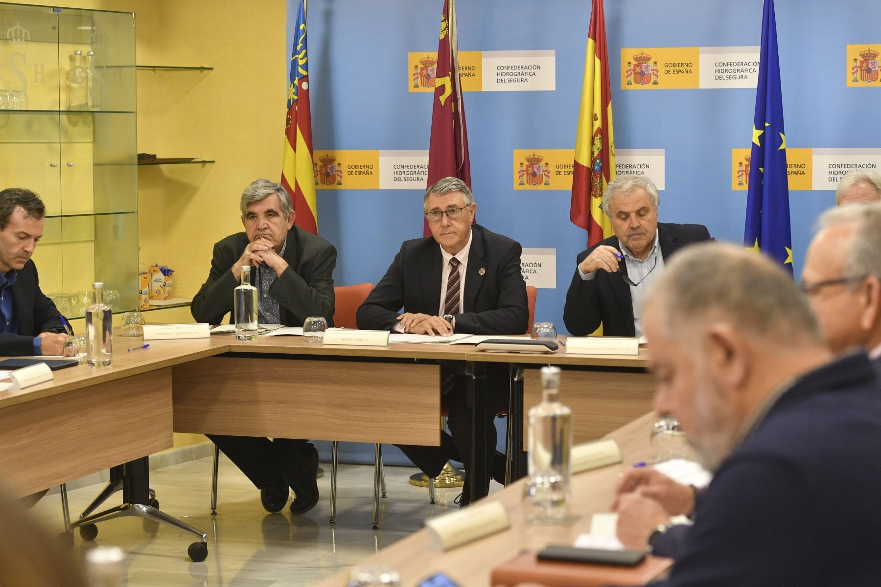 El comisario de Aguas, Francisco Javier García, Mario Urrea y el jefe de Planificación de la CHS, Jesús García, ayer en la Comisión.