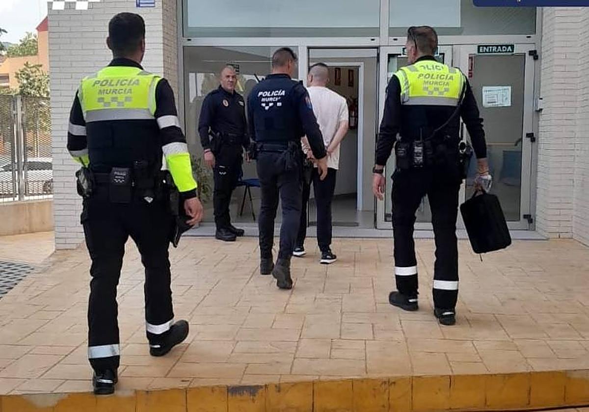 El sospechoso es traslado al cuartel tras su detención.