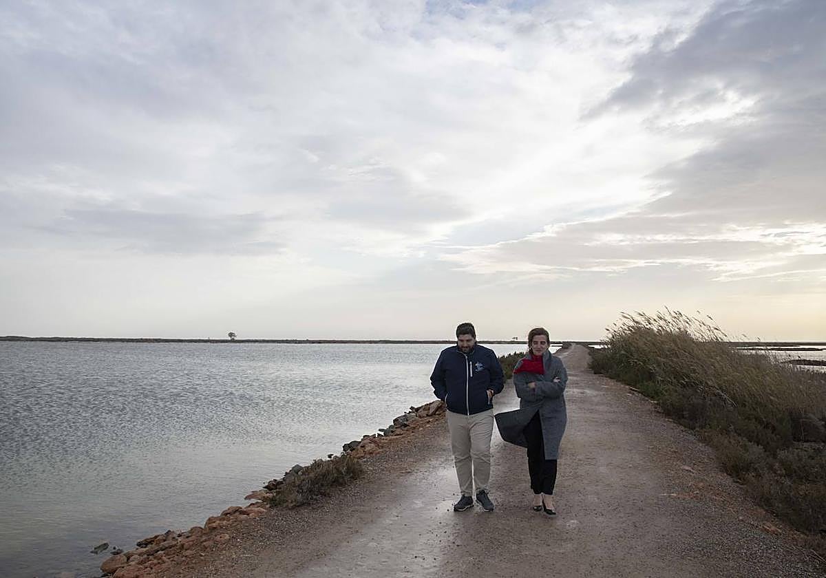 Teresa Ribera durante una visita al Mar Menor.