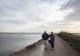 Teresa Ribera durante una visita al Mar Menor.