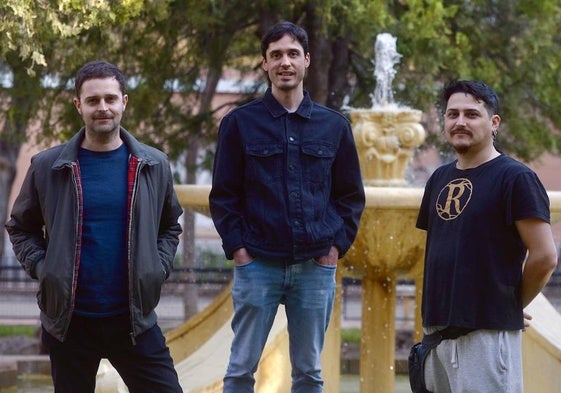 Adrián Albacete, Guille Fabregat y Aarón Díaz, componentes de Perro junto a Fran del Valle. En la imagen, en la plaza de los Patos de Vistabella. | Videoclip de 'Escucha, pariente'.