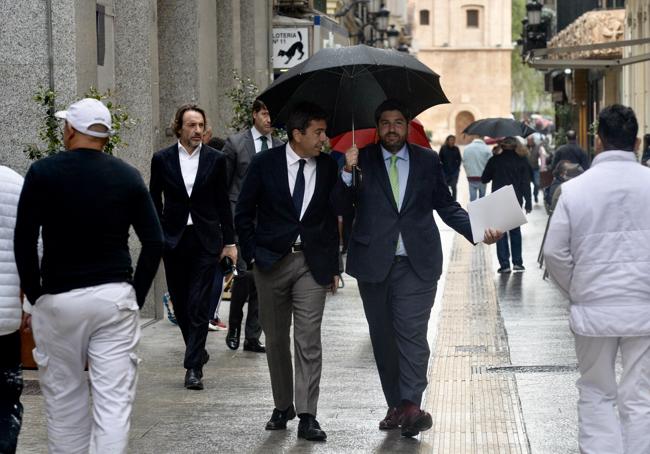 Carlos Mazón and López Miras, on their way to the event for the 45th anniversary of the Transfer.