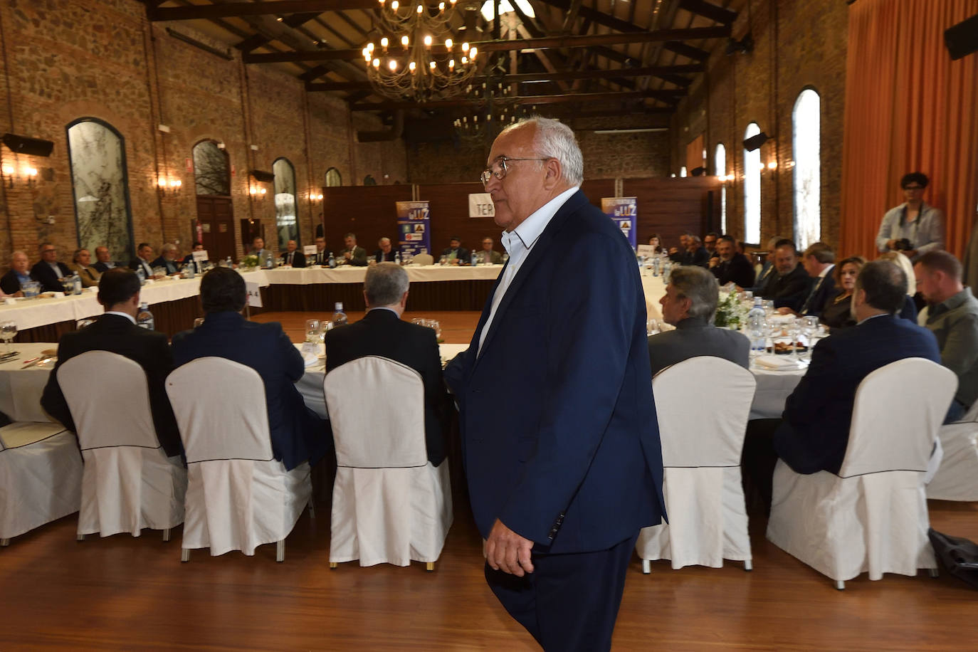 El foro-tertulia La Luz culmina su cuarta temporada con Miguel Padilla, de COAG