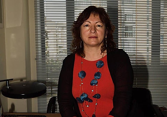 La autora de 'La última primavera'. Charo Guarino, ayer, en su despacho en la UMU.