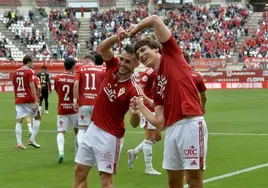 Marc Baró, a la derecha, y Dani Vega, celebran el gol de penalti anotado por el lateral izquierdo ante el Ceuta el pasado domingo.