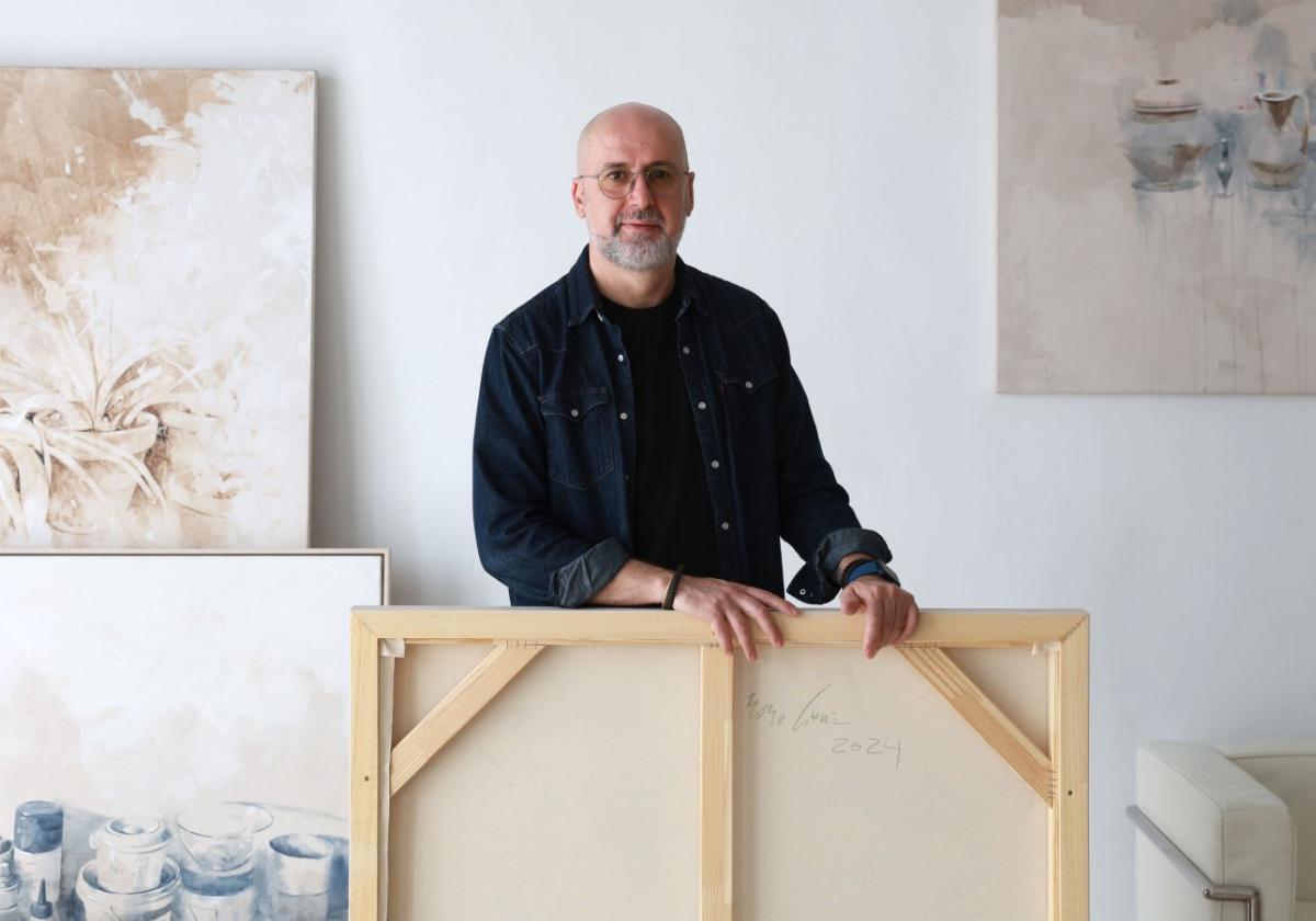 El pintor Nono García en su estudio en Mula.