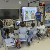 El profesor Javier Pérez da una clase en el aula hospitalaria del Santa Lucía.