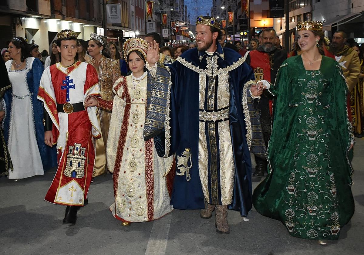 Infantes de Castilla y Reyes Cristianos durante el pasacalles por la Gran Vía previo a la Jura del Rey.
