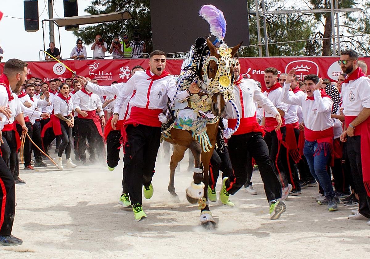 La peña Terremoto, con su yegua 'Retama', al inicio de la carrera del año pasado.