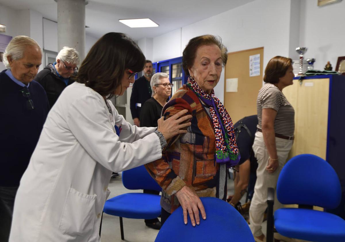 La enfermera Emilia Salmerón ayuda a Nicolasa Martínez a realizar uno de los ejercicios durante una sesión del programa Otago, este martes en el centro de salud de El Carmen, en Murcia.