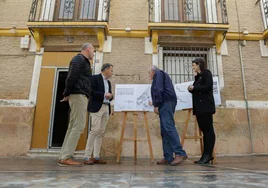 El arquitecto explica el proyecto de reconstrucción al alcalde y a la edil de Urbanismo ante el edificio de la calle Cava.