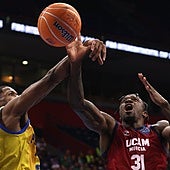 Williams y Ennis pugnan por el balón en el Peristeri-UCAM de Champions, el pasado domingo.