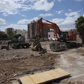 Tres palas paradas en los terrenos donde está previsto que sea construido el nuevo acuartelamiento de la Guardia Civil de Cartagena.