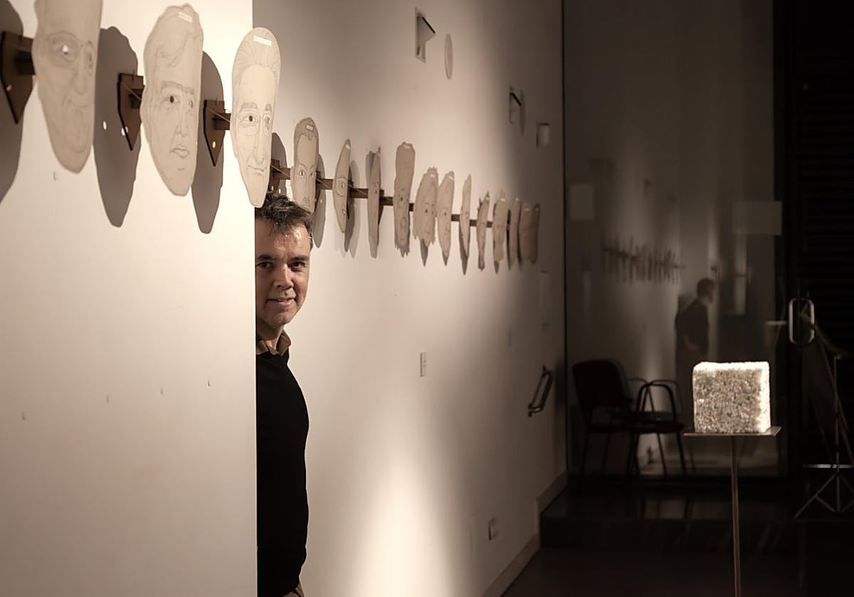 Ricardo Sánchez Cuerda, junto a sus obras, en la sala de exposiciones temporales del Museo de la Sangre, en Murcia.