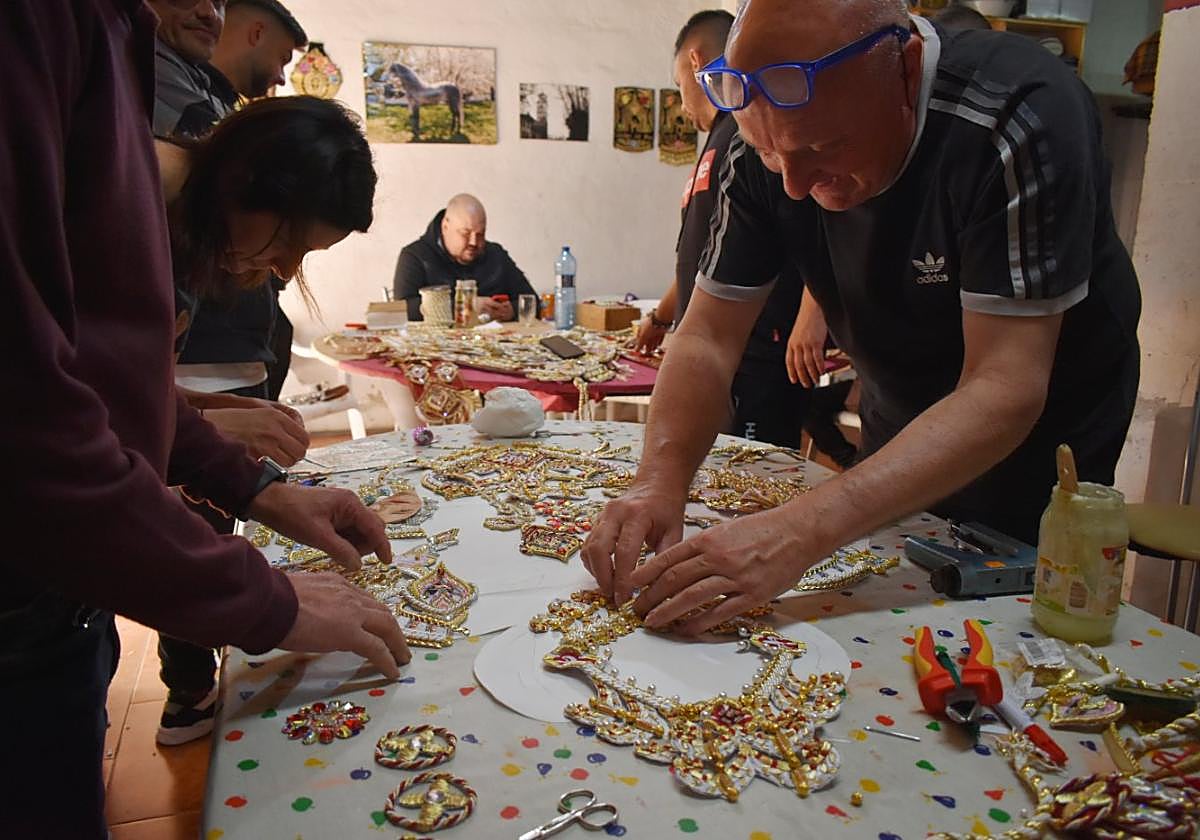 Minucioso remate final al montaje de las piezas que conforman el enjaezamiento del caballo de la peña Terry, ayer.