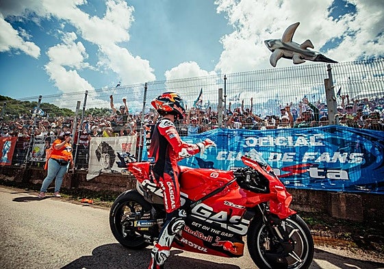 Pedro Acosta saludando a los miembros de su club de fans el pasado domingo en el circuito de Jerez.