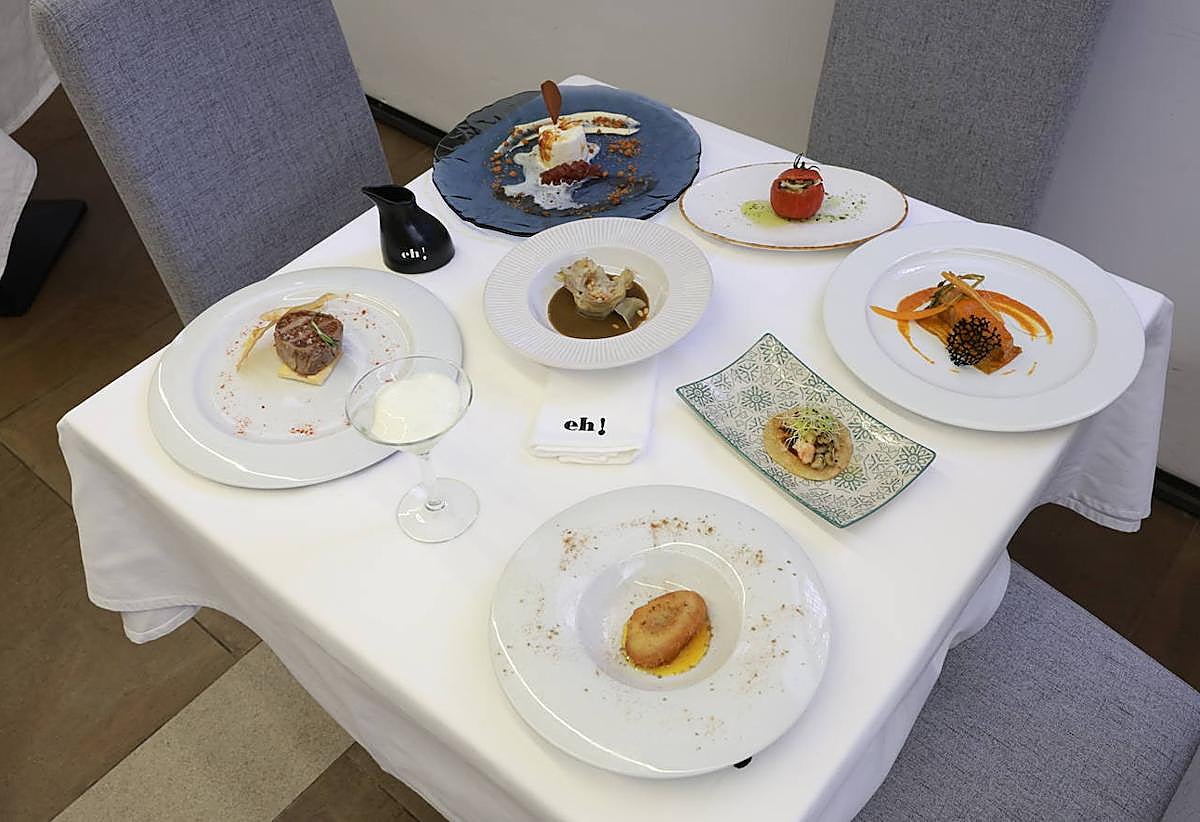 Imagen secundaria 1 - 1. Los ocho platos del menú gastronómico, sobre la mesa. 2. Alumnas de un taller de coctelería se hacen un selfi tras preparar unos rebujitos sin alcohol. 