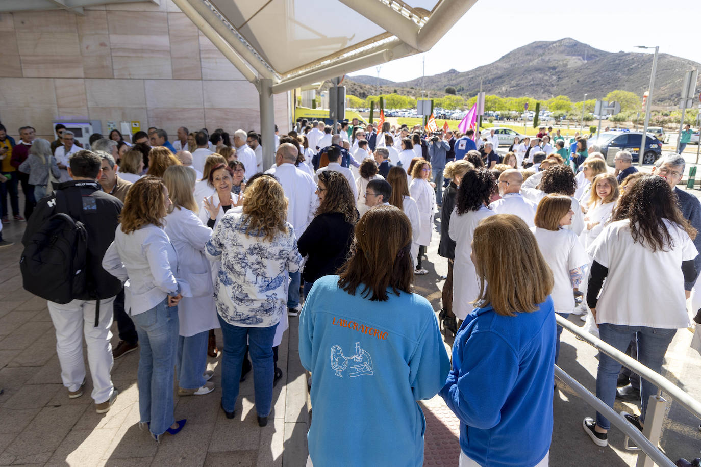Protesta contra las agresiones a sanitarios en el Santa Lucía de Cartagena, en imágenes