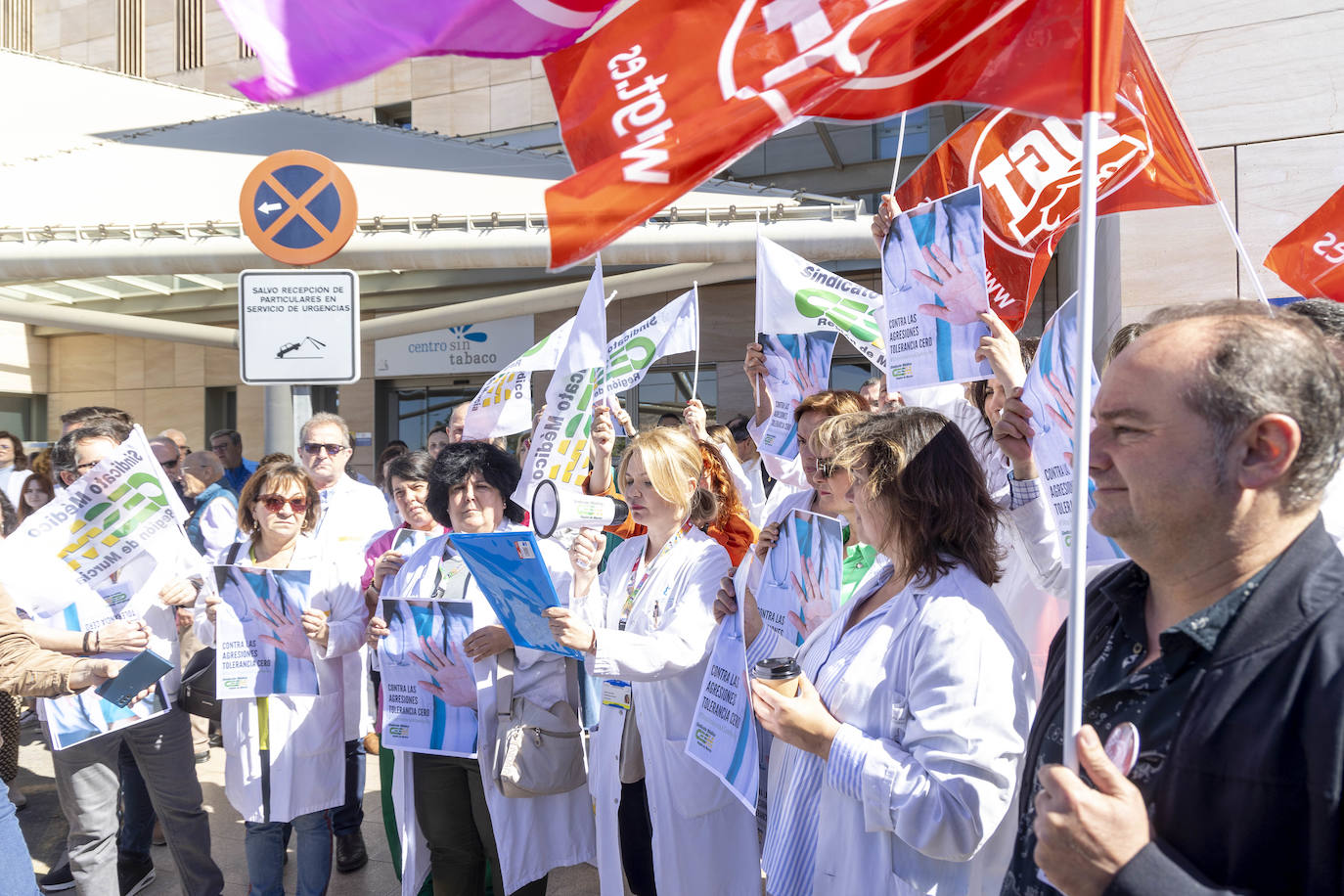 Protesta contra las agresiones a sanitarios en el Santa Lucía de Cartagena, en imágenes