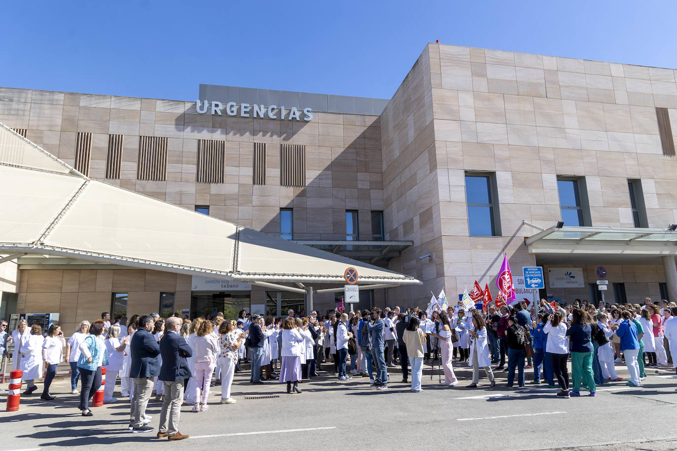Protesta contra las agresiones a sanitarios en el Santa Lucía de Cartagena, en imágenes