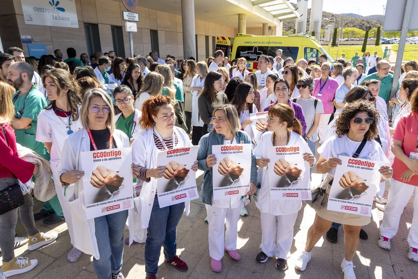 Protesta contra las agresiones a sanitarios en el Santa Lucía de Cartagena, en imágenes