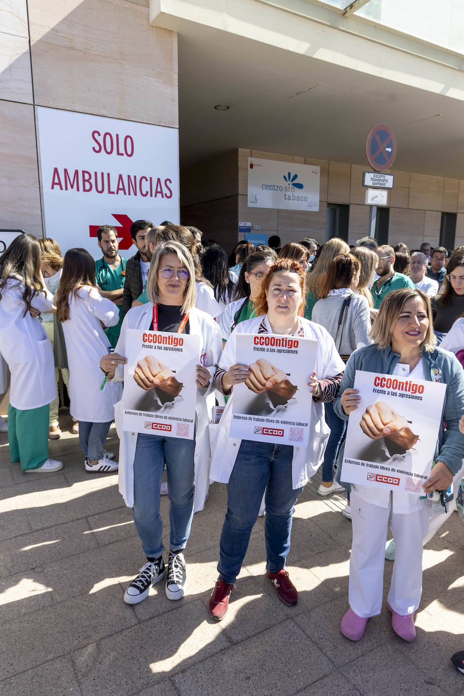 Protesta contra las agresiones a sanitarios en el Santa Lucía de Cartagena, en imágenes
