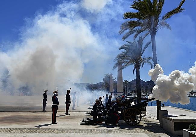 Cañonazos de fogueo disparados durante las interpretaciones del Himno Nacional y del himno artillero