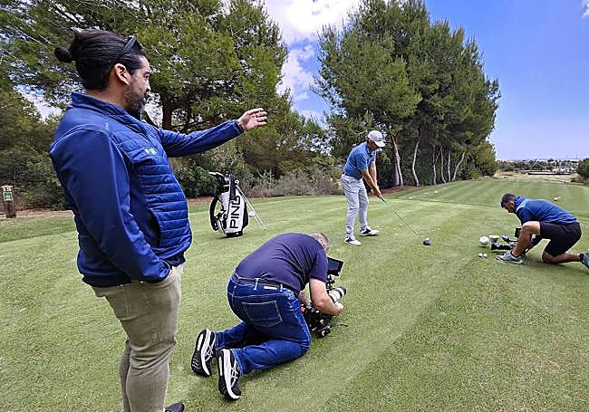 Huertas dando algunas instrucciones mientras se graba a Lara.