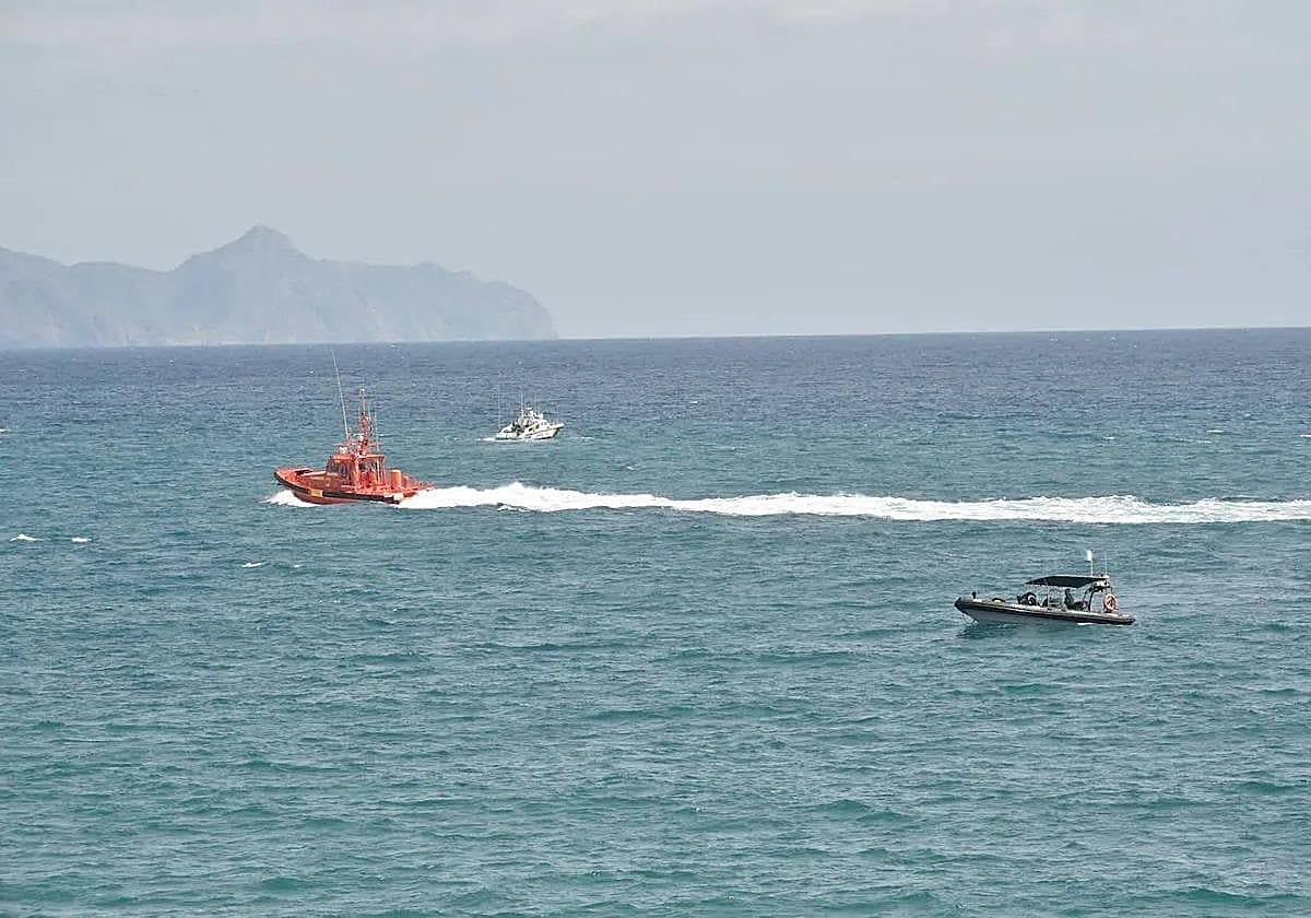 Imagen de archivo de las labores de búsqueda de inmigrantes desaparecidos al hundirse una patera en Mazarrón en marzo de 2021.