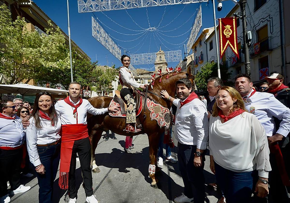 Las imágenes de la marea roja y blanca de los Caballos del Vino de Caravaca