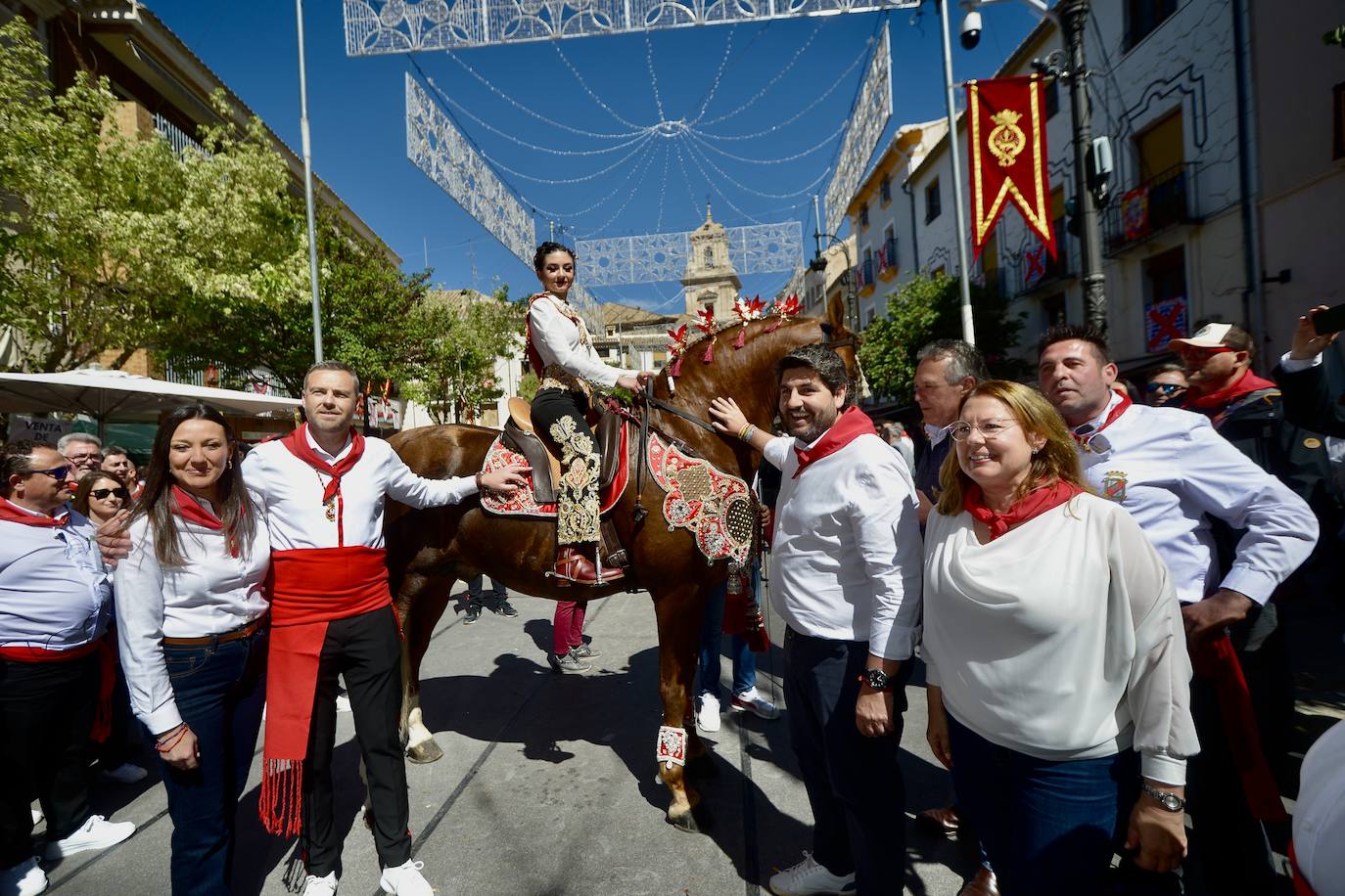 Las imágenes de la marea roja y blanca de los Caballos del Vino de Caravaca