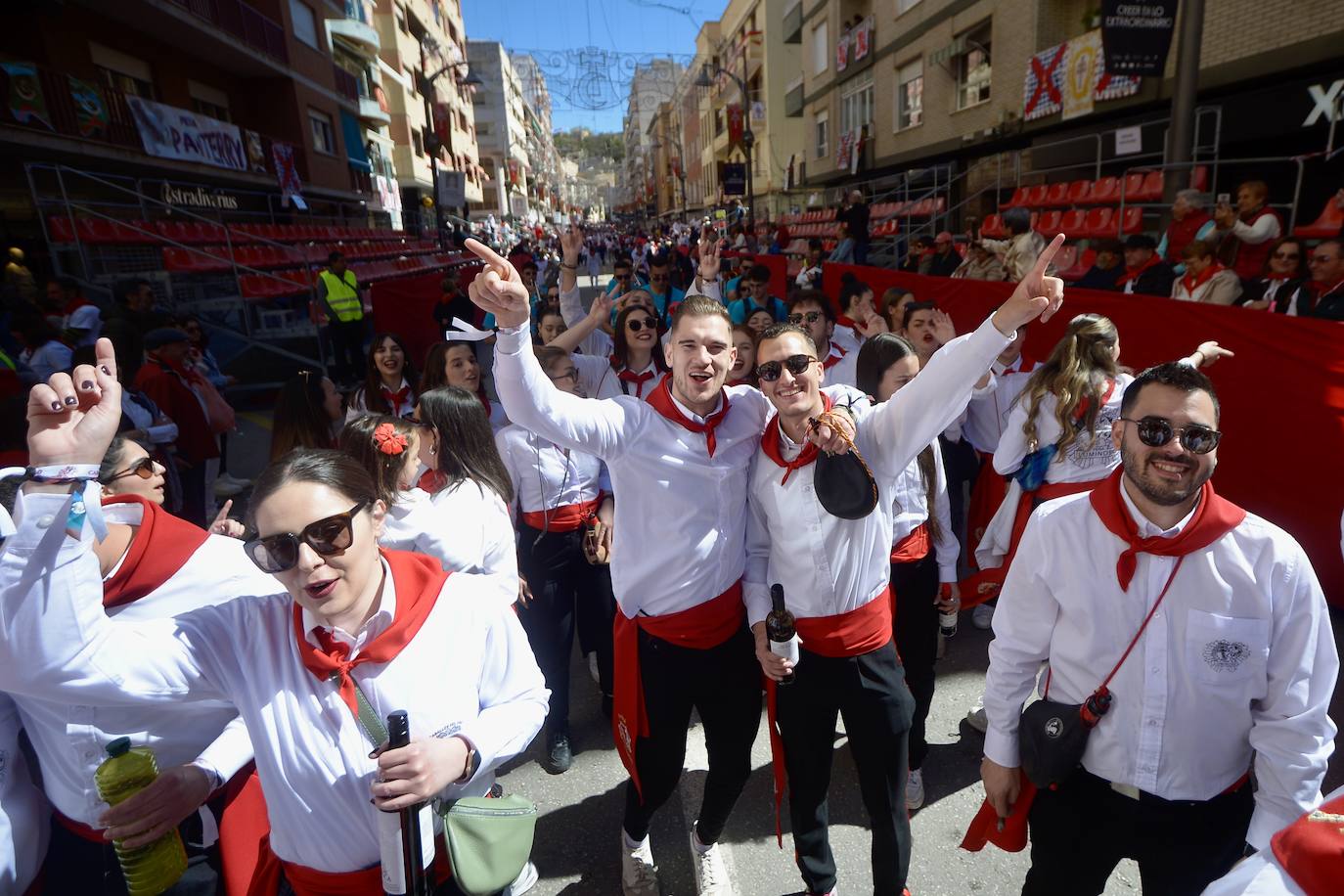 Las imágenes de la marea roja y blanca de los Caballos del Vino de Caravaca
