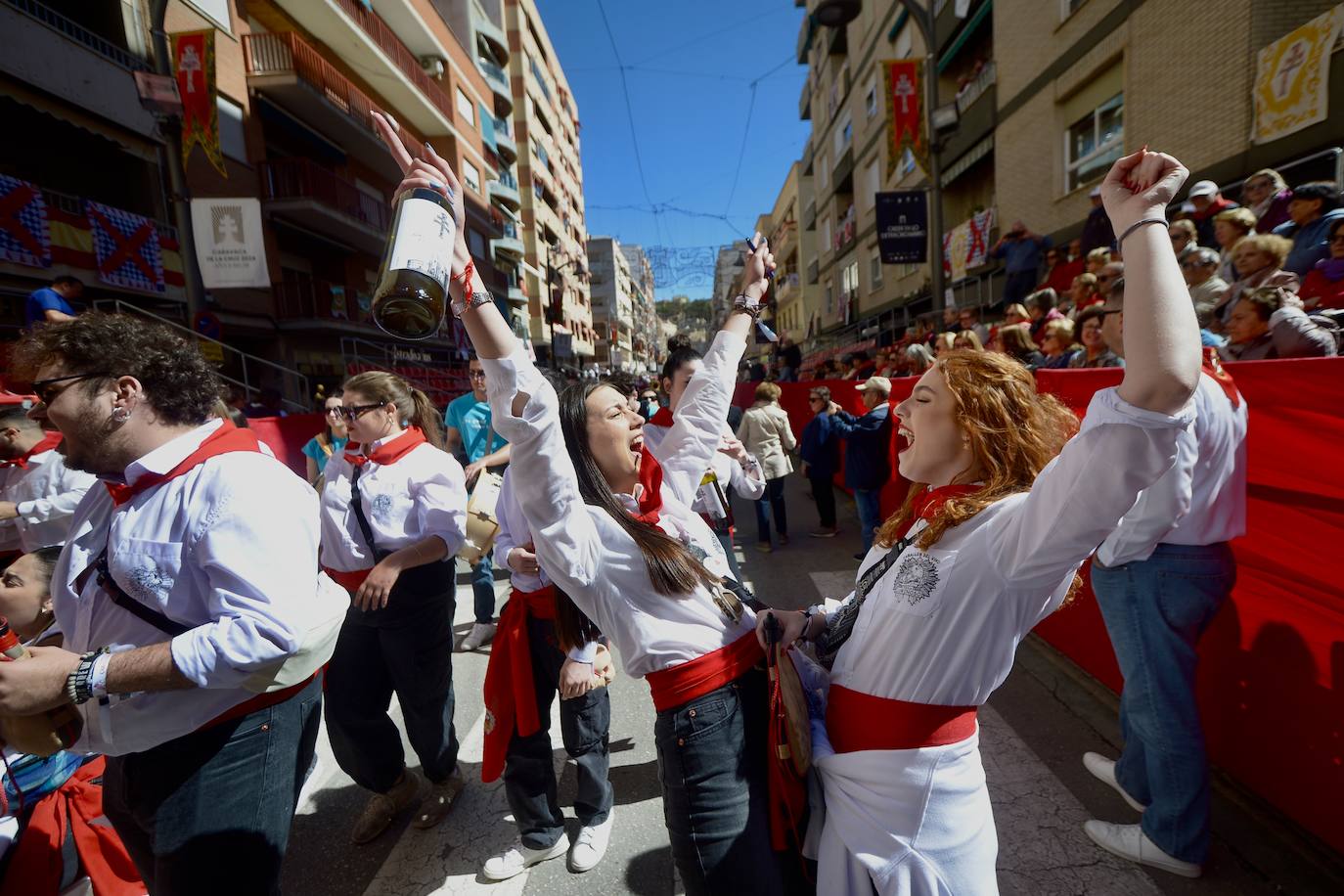 Las imágenes de la marea roja y blanca de los Caballos del Vino de Caravaca