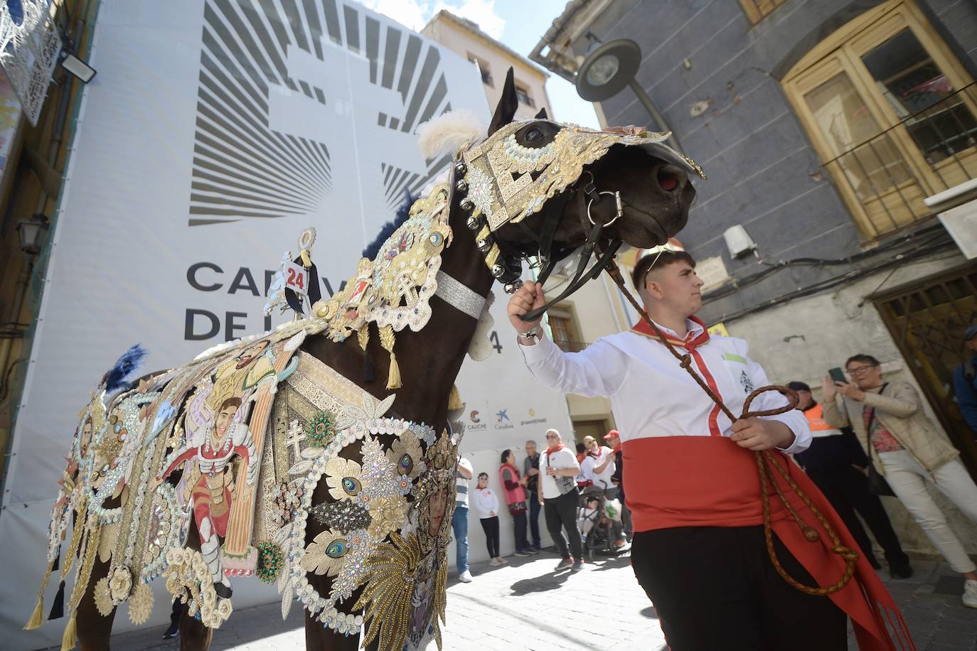 Las imágenes de la marea roja y blanca de los Caballos del Vino de Caravaca