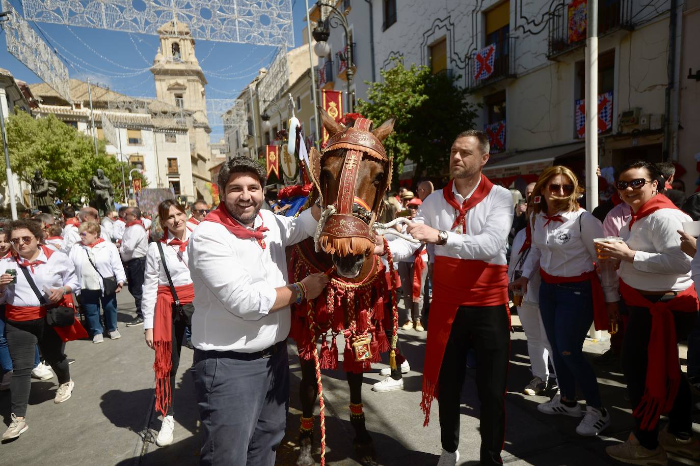 Las imágenes de la marea roja y blanca de los Caballos del Vino de Caravaca