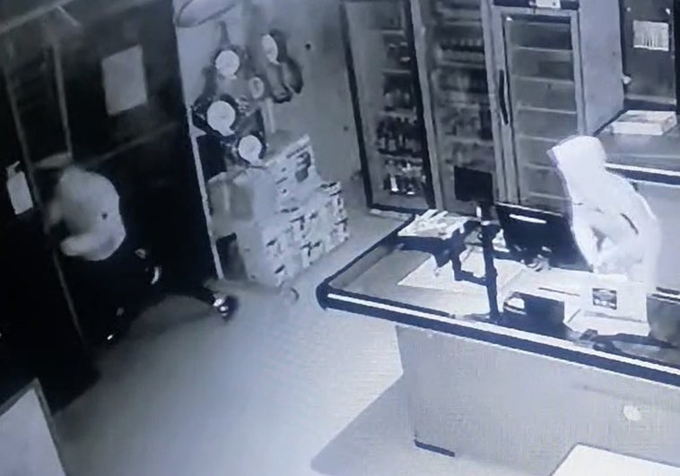 Dos ladrones huyen con las manos vacías a los pocos segundos de entrar al supermercado, alertados por los gritos de una vecina.