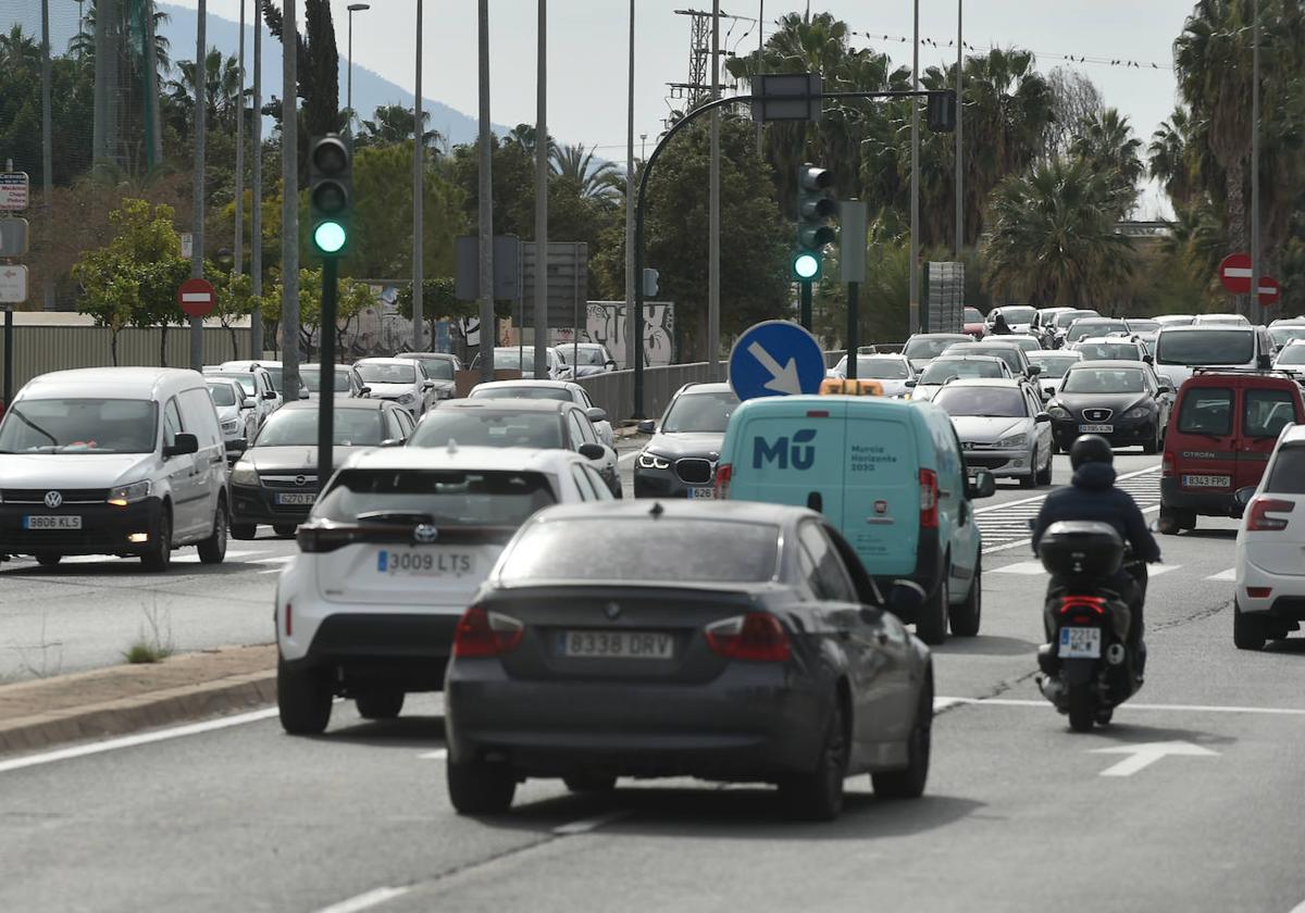 Trafico en la entrada desde la autovia A30, en la salida a Juan Carlos I.