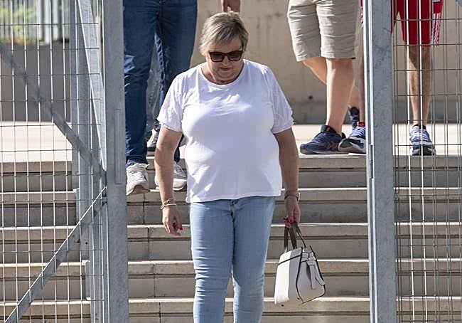 La concejala del PSOE de Albudeite Isabel Peñalver a su salida del Juzgado de Mula, el pasado septiembre.