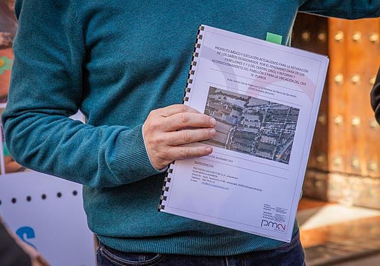 El nuevo proyecto actualizado, sostenido de las manos del alcalde, Pepe Vegara.